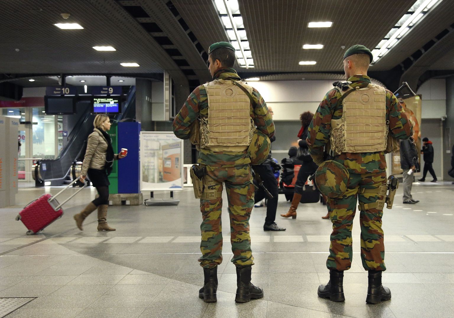 Бельгийские солдаты в вестибюле одной из станций метро в Брюсселе.