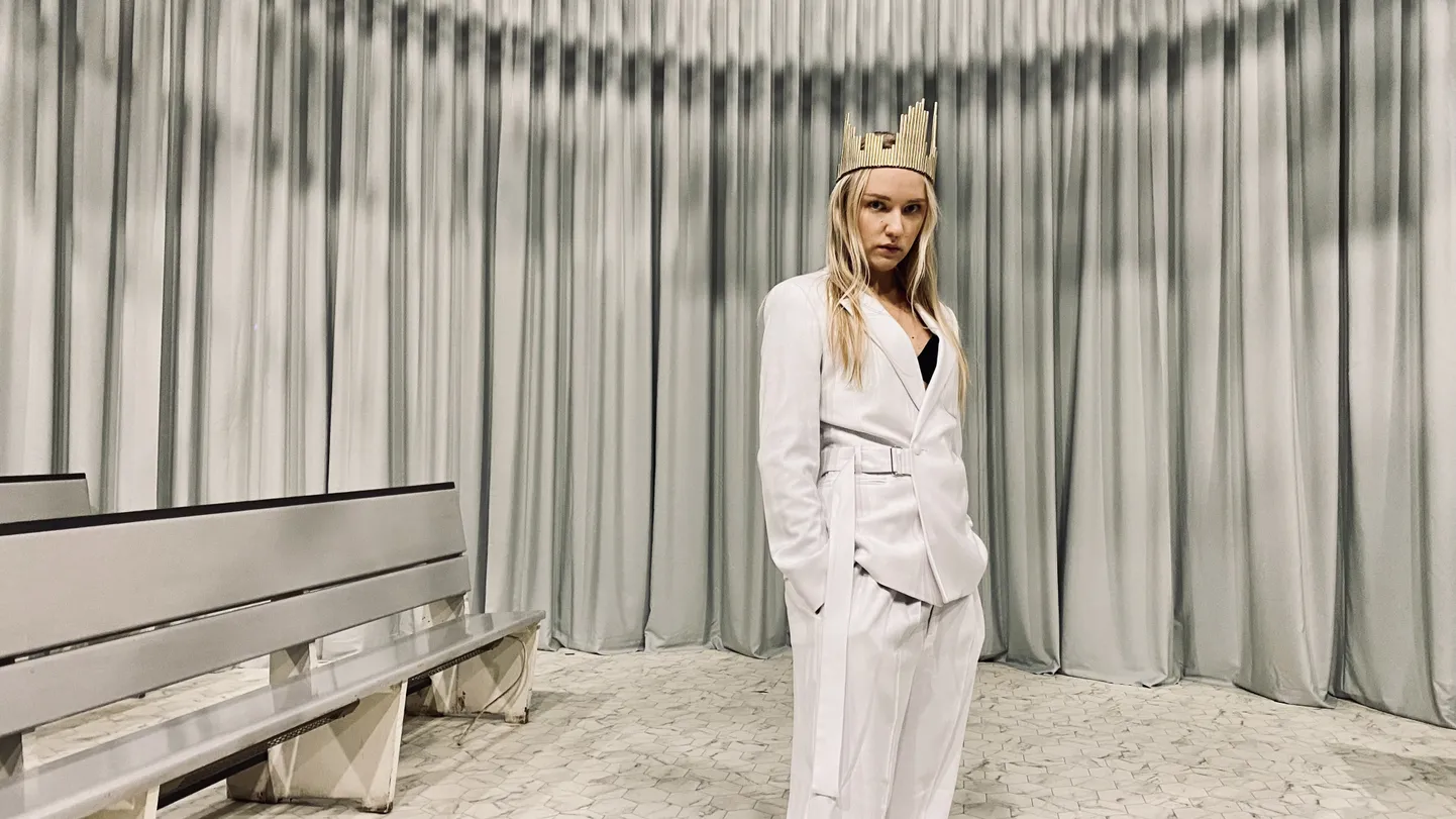 Maria Paiste Paide Teatri uuslavastuses «Lahinguväli».