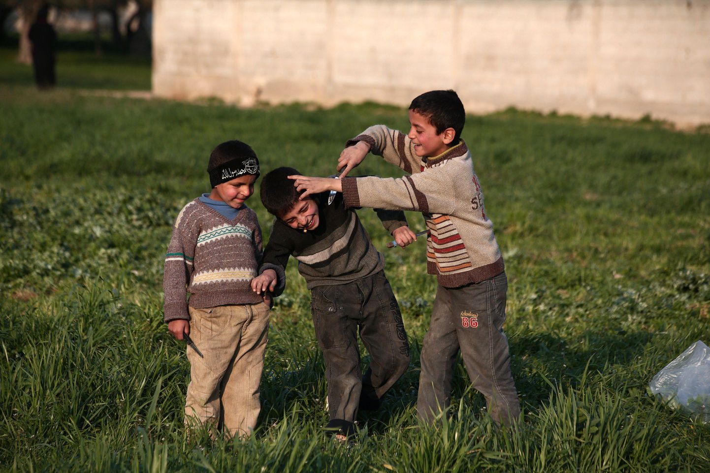 Süüria lapsed mängivad stseeni, mida nad on enda sõnul näinud Islamiriigi hukkamisvideotes.