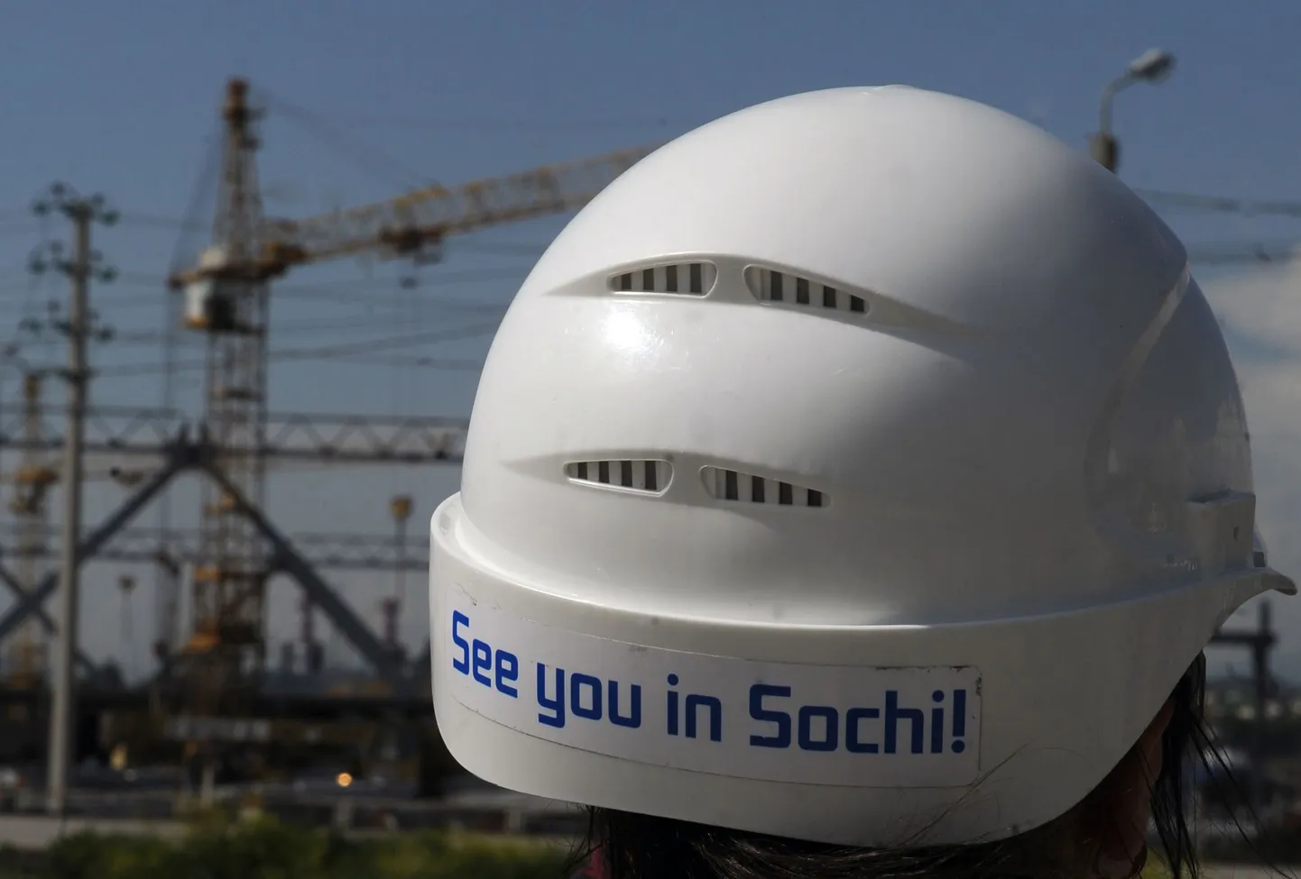 Sotši kutsuv loosung ehitaja kiivril.