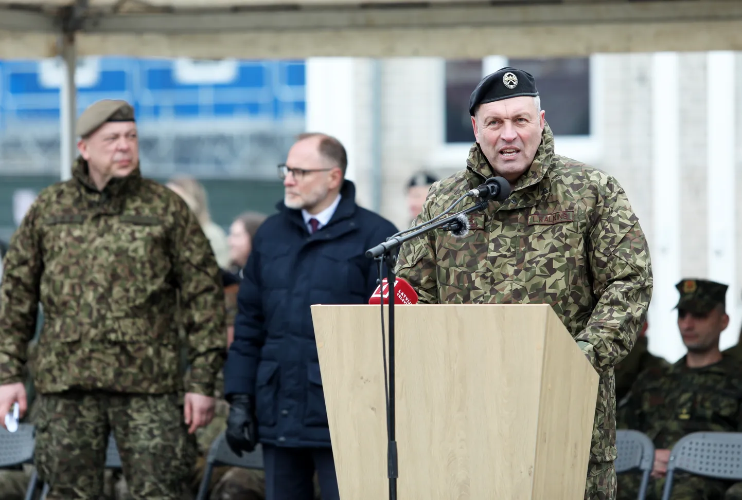 Nacionālo bruņoto spēku (NBS) komandieris ģenerālleitnants Leonīds Kalniņš (no labās), aizsardzības ministrs Andris Sprūds un NBS Sauszemes spēku Mehanizētās kājnieku brigādes komandieris Oskars Kudlis piedalās NATO pastāvēšanas 75. gadadienas svinīgajā ceremonijā militārajā bāzē "Ādaži".