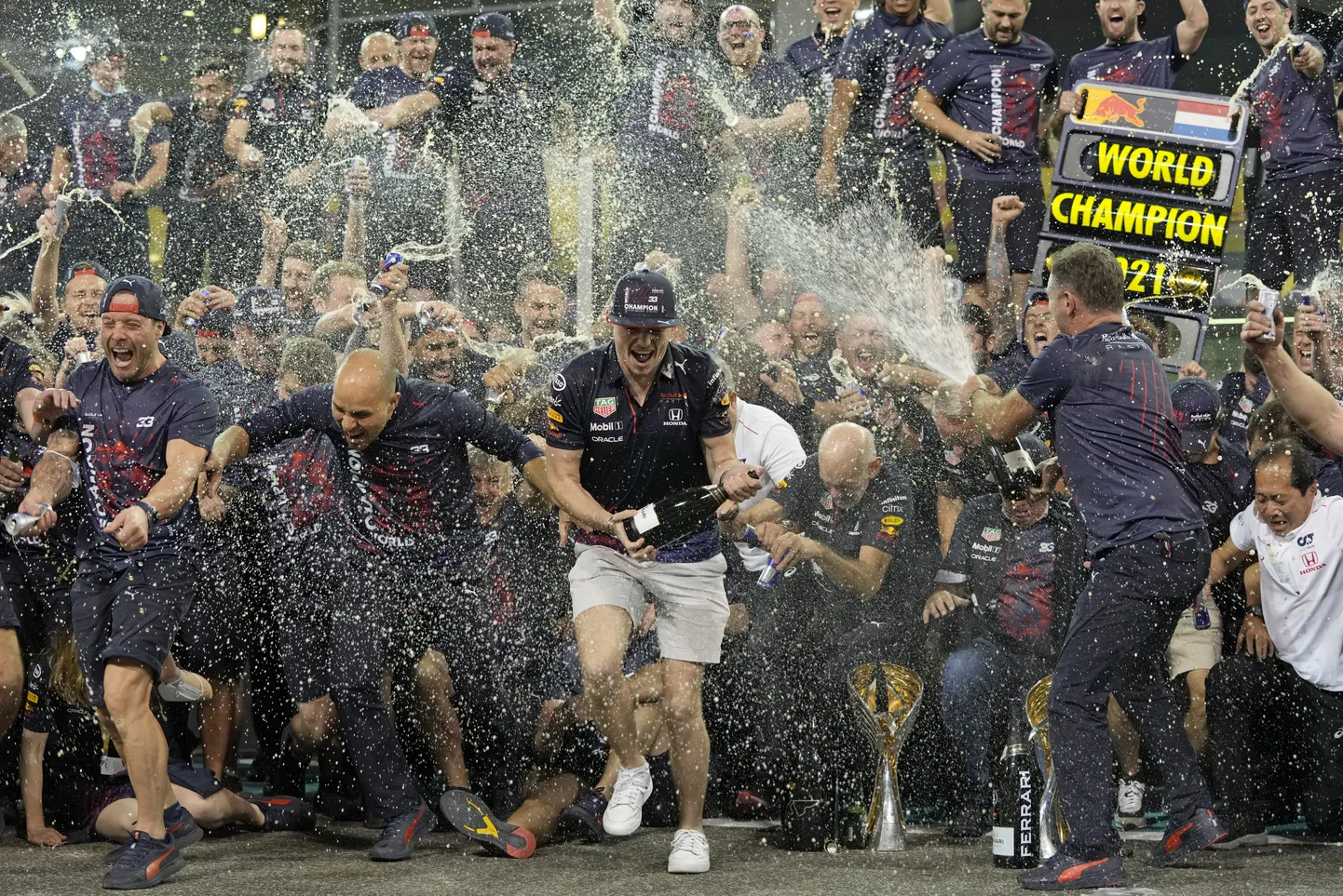Labākie kadri no Formula 1 sezonas noslēguma posma Abū Dabī