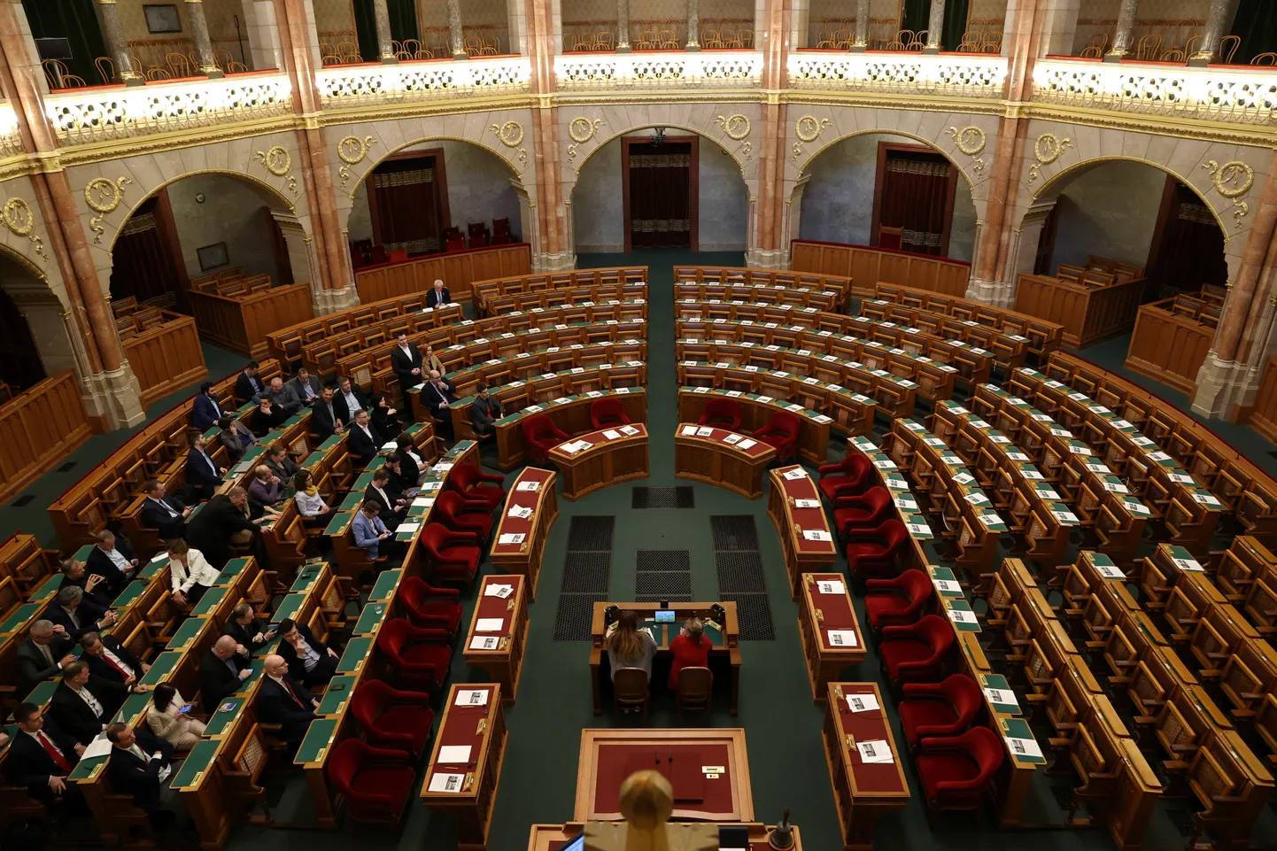 Ungari parlamendi erakorraline istung Rootsi NATOga liitumise teemal. Parlamendisaal on pooltühi, sest valitsusparteid kohale ei tulnud. 5. veebruar 2024.