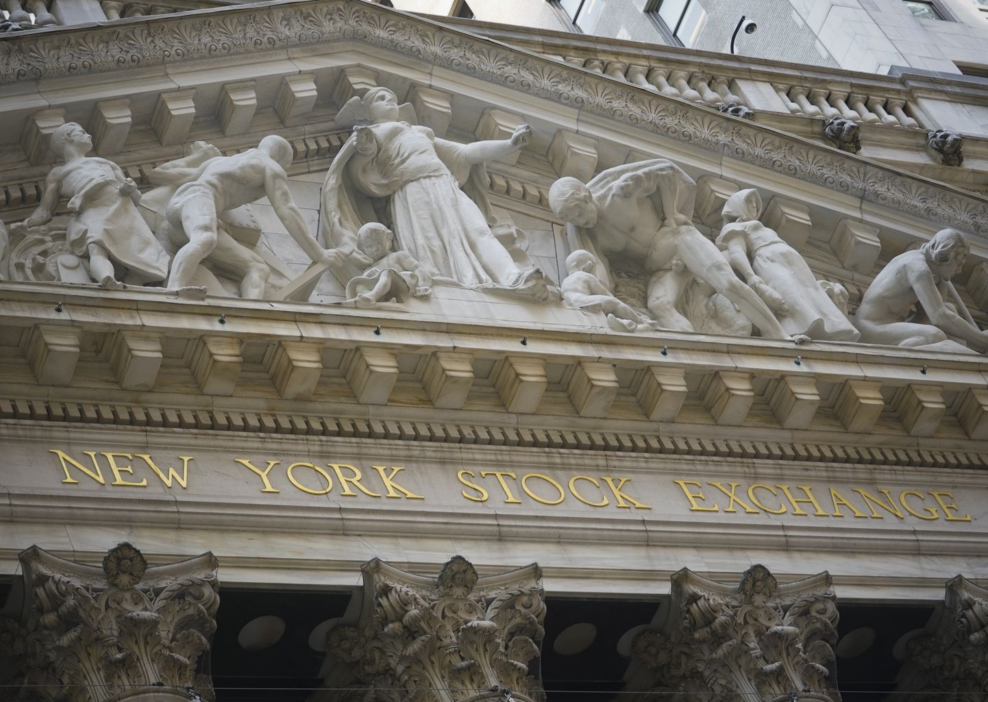 Marmorkujud New Yorgi börsi hoone frontoonil Wall Streetil. Aktsiad kerkisid teisipäeval järejkordsele rekordtasemele.