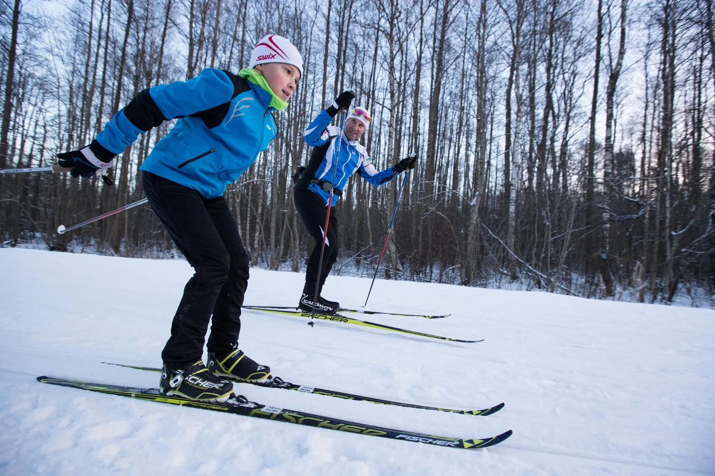 Vabatehnikas sõitev isa Urmas Välbe vaatab kaks päeva enne ärasõitu Pyeongchangi olümpiale Tallinnas Nõmme spordikeskuses kõrvalt, kuidas tulevad poeg Frederikul välja klassikatehnika paaristõuked.