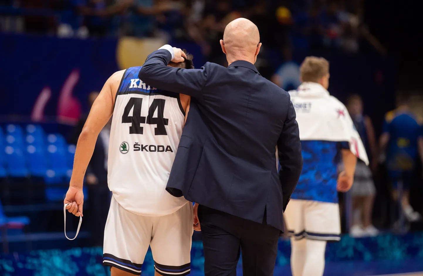 Eesti koondise peatreener Jukka Toijala lohutab viimasel rünnakul libisenud Kerr Kriisat.