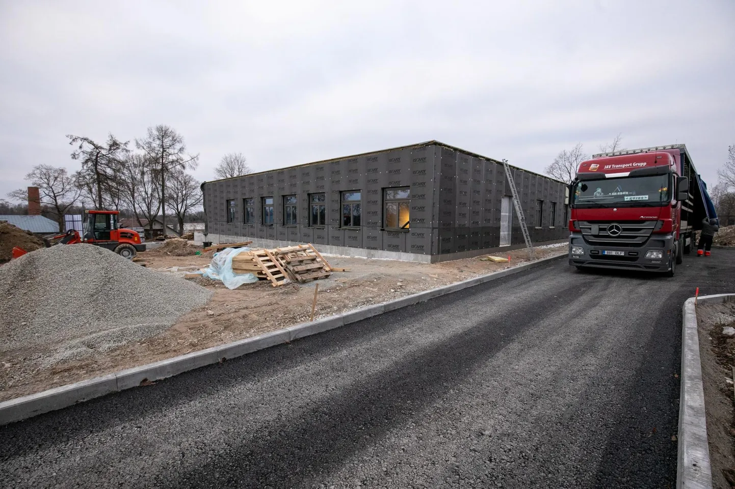Kadrina tervisekeskuse hoone kerkib jõudsalt ja sarikapidugi on praeguseks juba peetud.