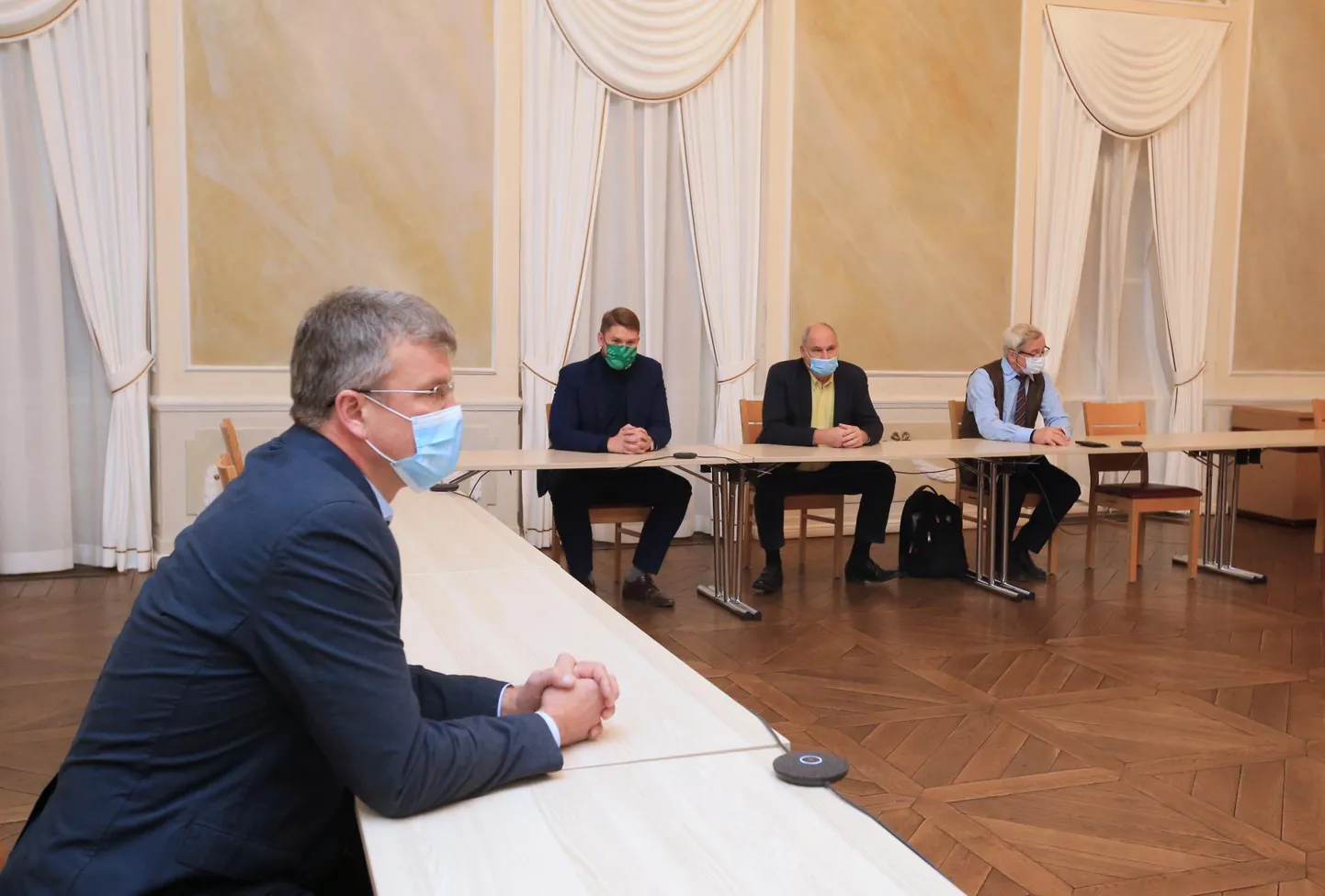 Tartu volikogu rahanduskomisjoni esimees Toomas Kapp (RE) kutsus eilseks Tartu raekotta Keskerakonna esindajad, et arutada uue linnaeelarve ümber kujunenud pingelist olukorda. Taamal istuvad Artjom Suvorov, Jaan Toots ja Vladimir Šokman.