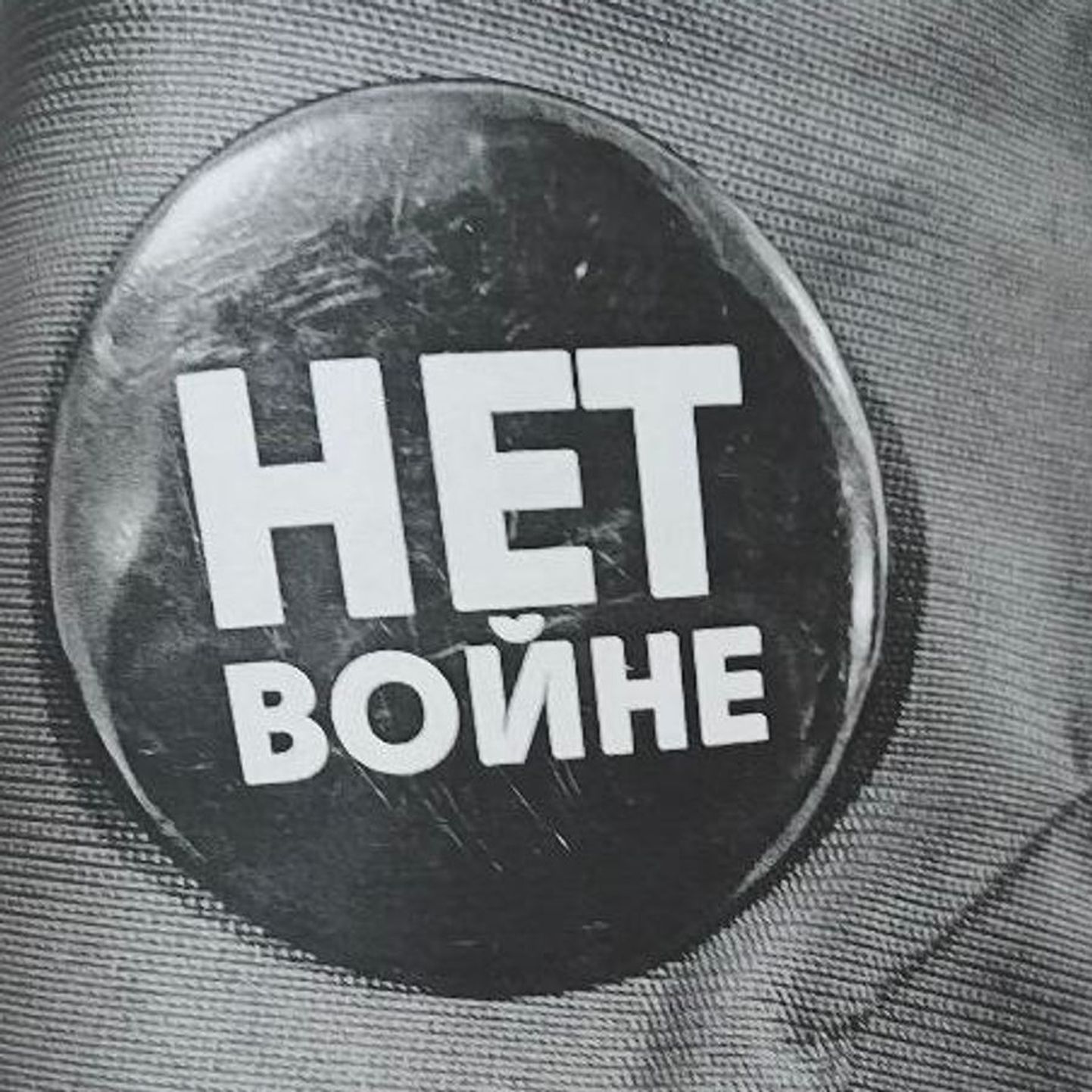«Ei sõjale» märk moskvalanna Kamilla Murašova punasel seljakotil.