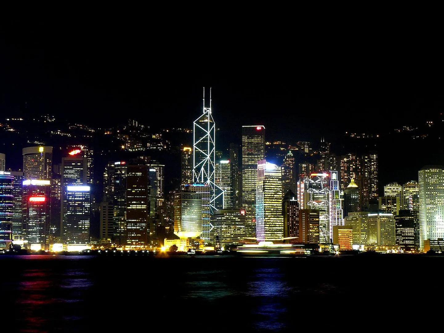 Maailma suuruselt kolmandas finantskeskuses Hongkongis maandub päevas üle tuhande lennuki.