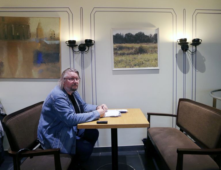 Ilmar Kruusamäe Werneri kohvikus vist üsna samas kohas, kus eelmine pilt võetud, aga 46 aastat hiljem, taustal Imat Suumanni maalid.