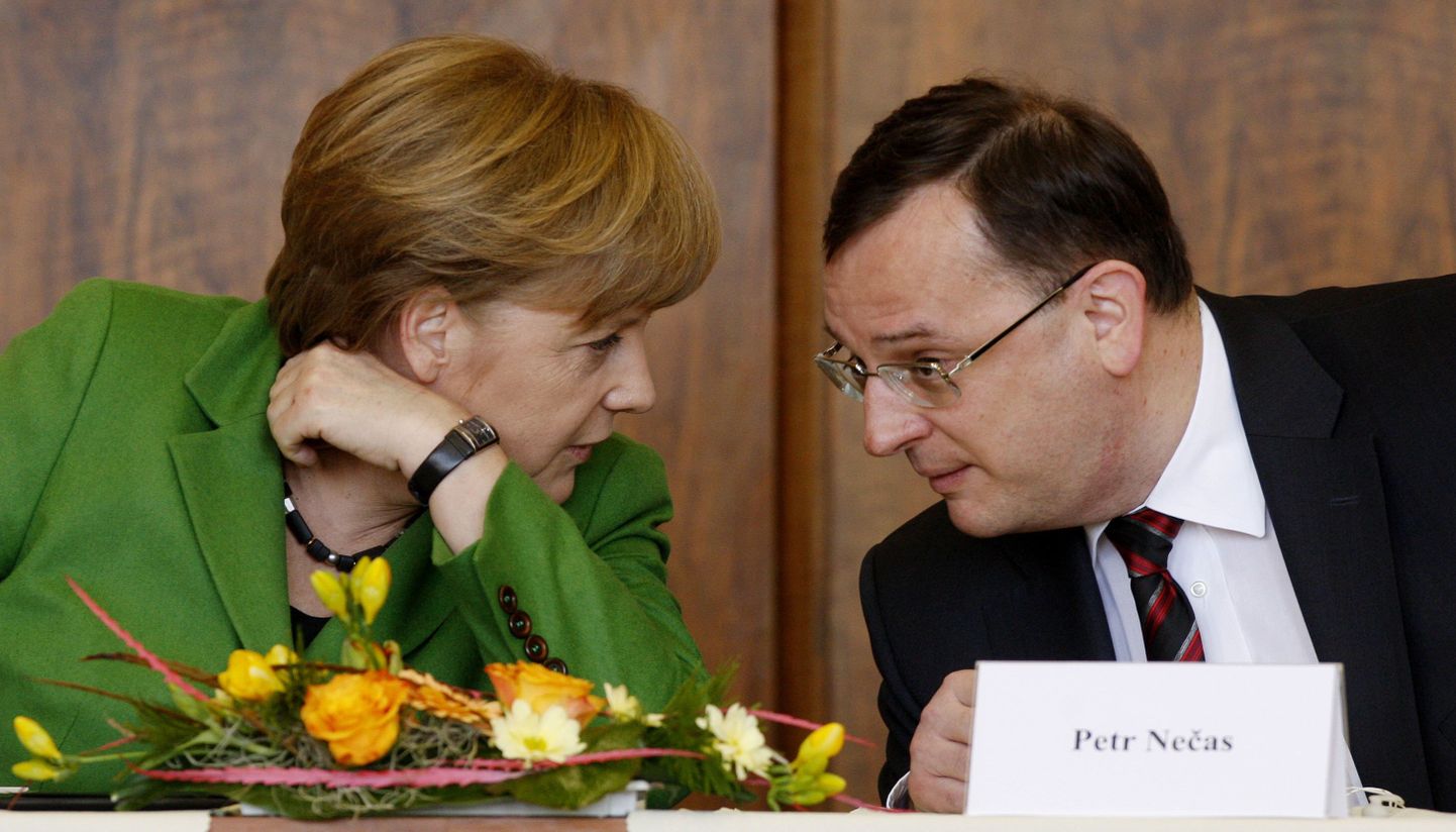 Saksamaa kantsler Angela Merkel  ja Tšehhi peaminister Petr Nečas täna Prahas tudengitega kohtumisel.