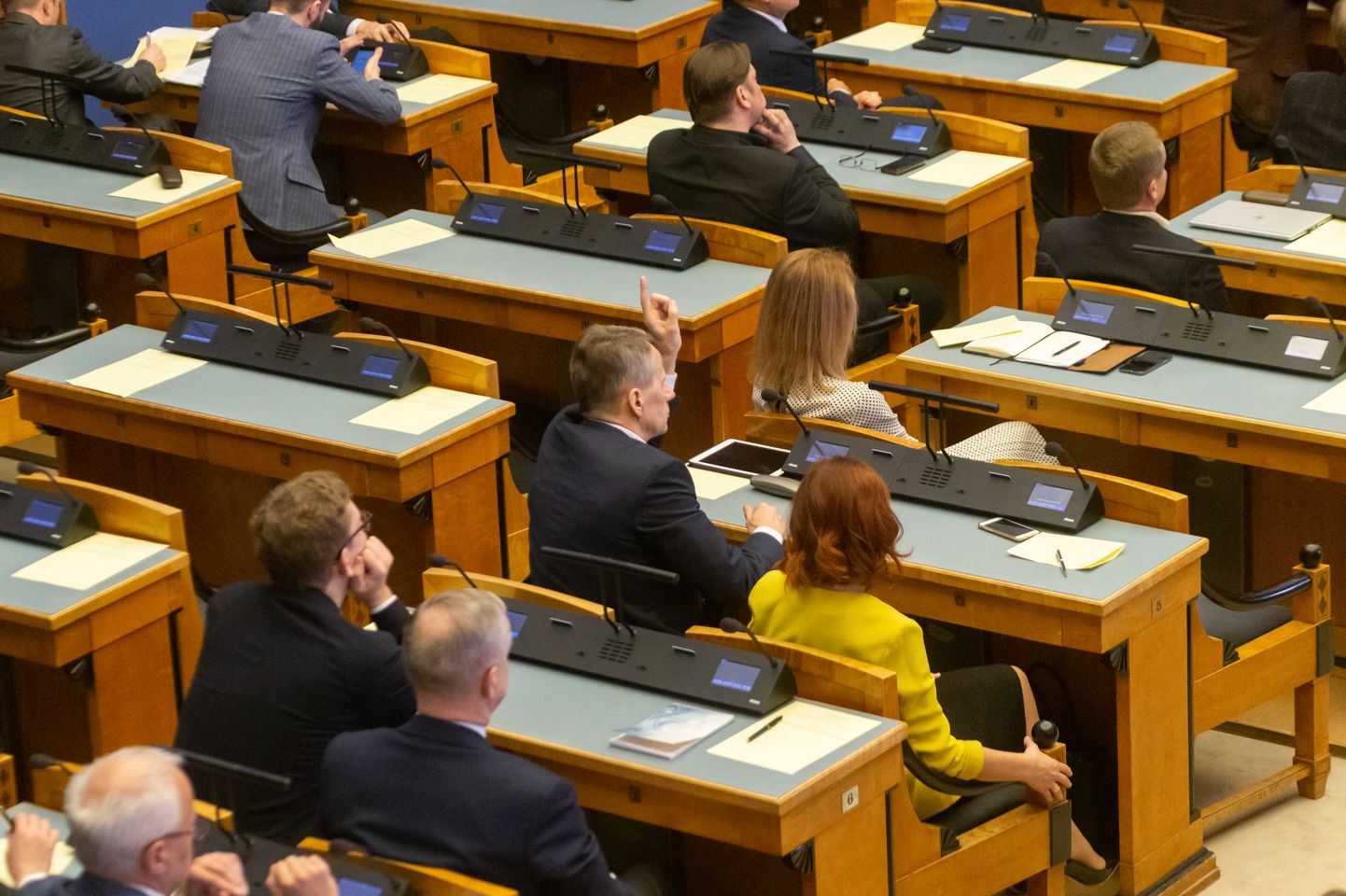Samal ajal kui Jüri Ratas peab kõnet riigikogu ees, et saada enamuse toetus valitsuse moodustamiseks, jätkavad meeleavaldajad skandeerimist.