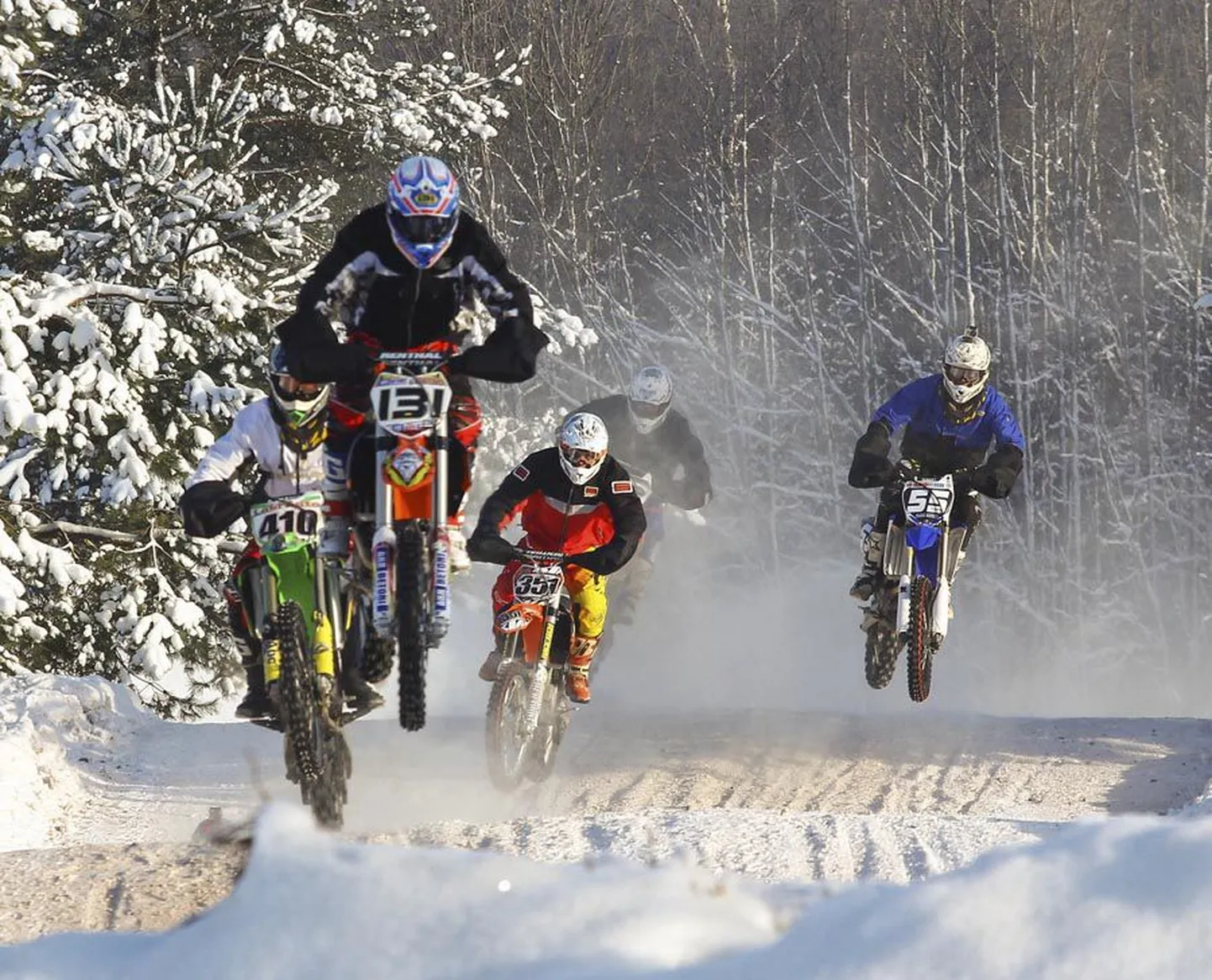 Holstre-Nõmmel peetud motokrossil noolis sadakond osalejat võistlusgrupist sõltuvalt kas Eesti talviste meistrivõistluste või karikasarja kohapunkte. Kaalul olid ka motokrossi «Mulgi talv 2013» trofeed.