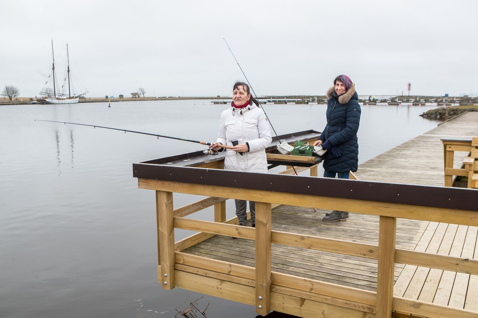 UUS VÕIMALUS: Anneli Lõhmus (vasakul) teeb kalastajana alles esimesi katsetusi, kuid tema abiline Juta Levin on juba vilunud õngitseja.