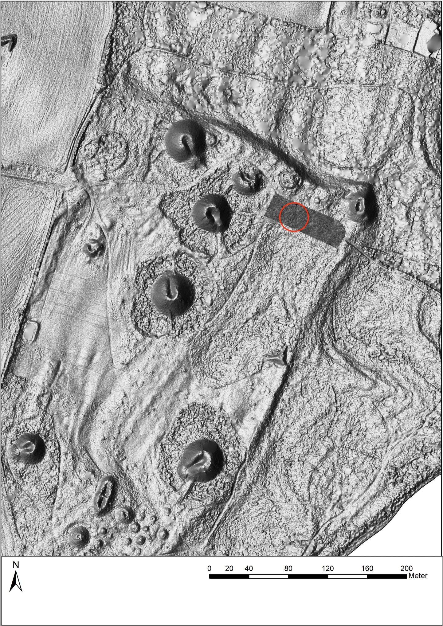 Georadari pilt viikingiaegsest matmispaigast Norra kaguosas Vestfoldis. Laevamatuse koht on märgitud punase ringiga