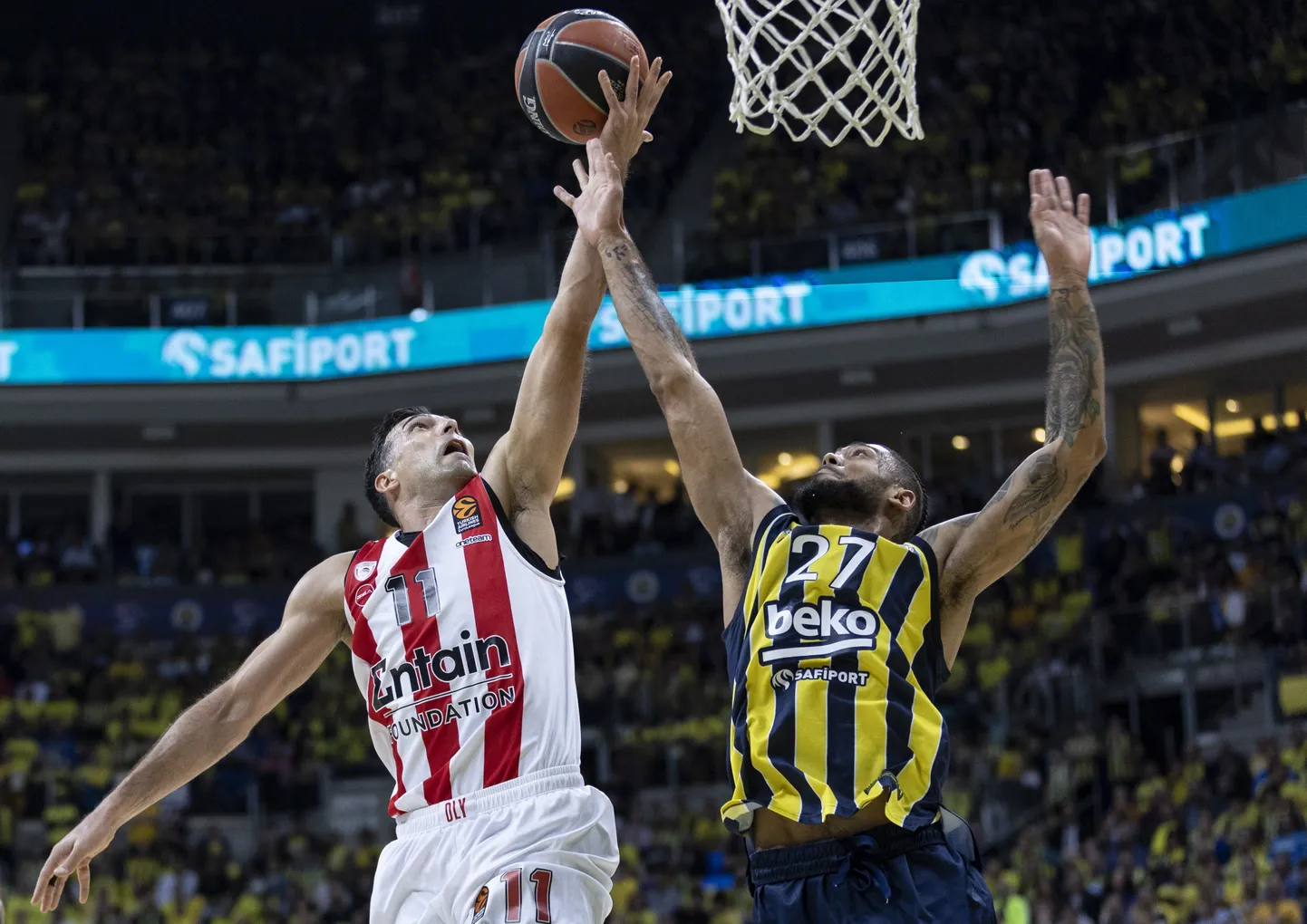 Kostas Sloukas (vasakul) ja Tyler Dorsey.