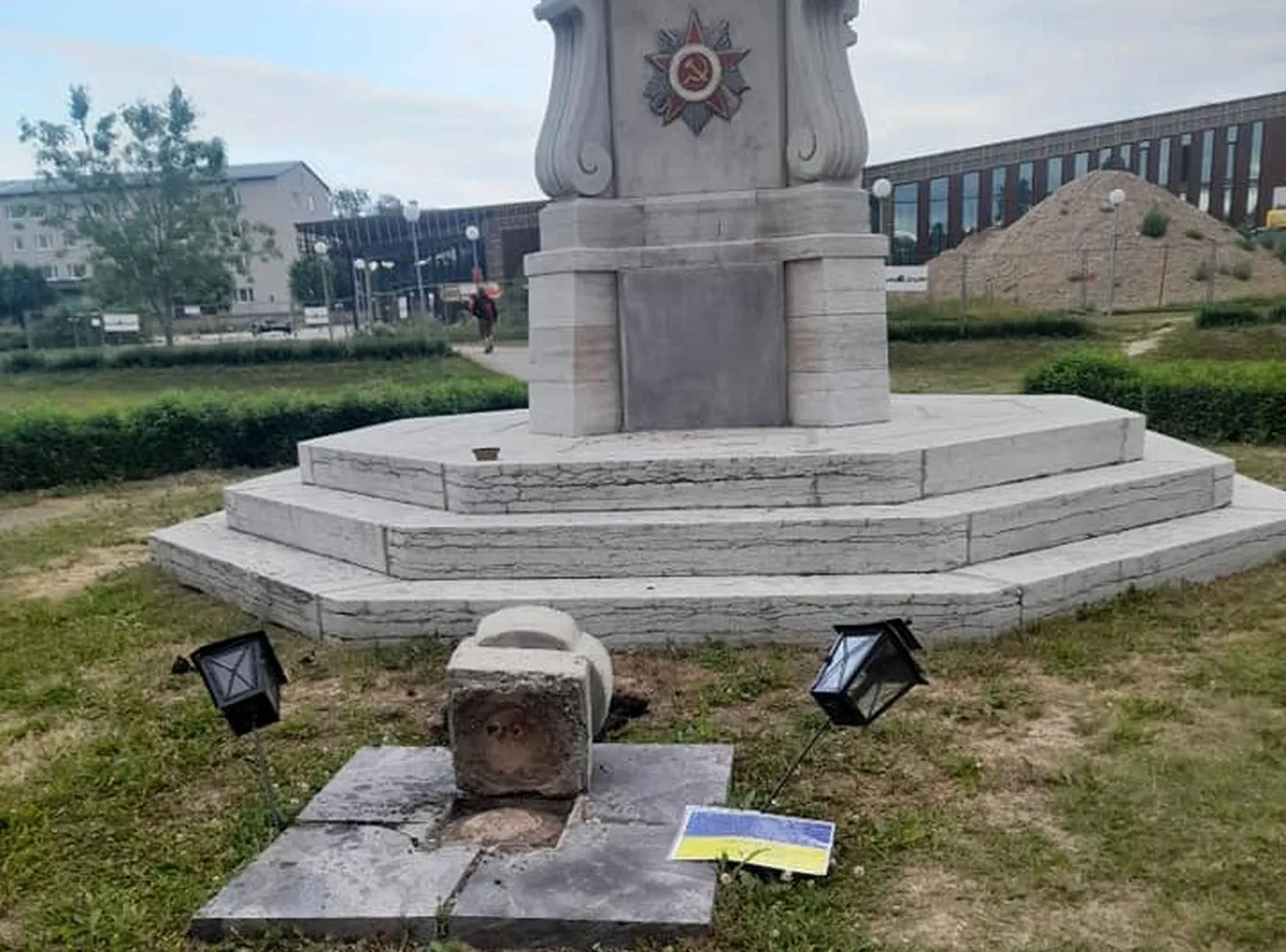 Монумент II Maailmasõjas hukkunute mälestusmärk в Раквере после атаки вандала в июле 2022 года
