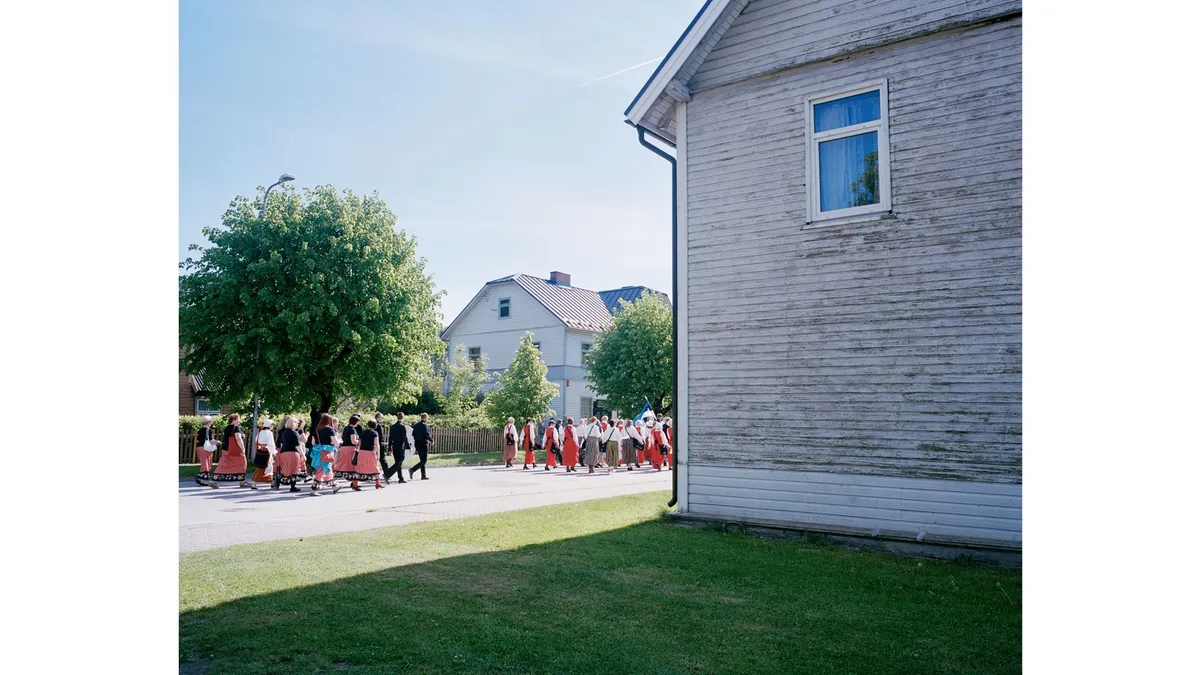 Enne Elva laulupeo algust läbib linna rongkäik, milles lauldakse ja luuakse meeleolu.