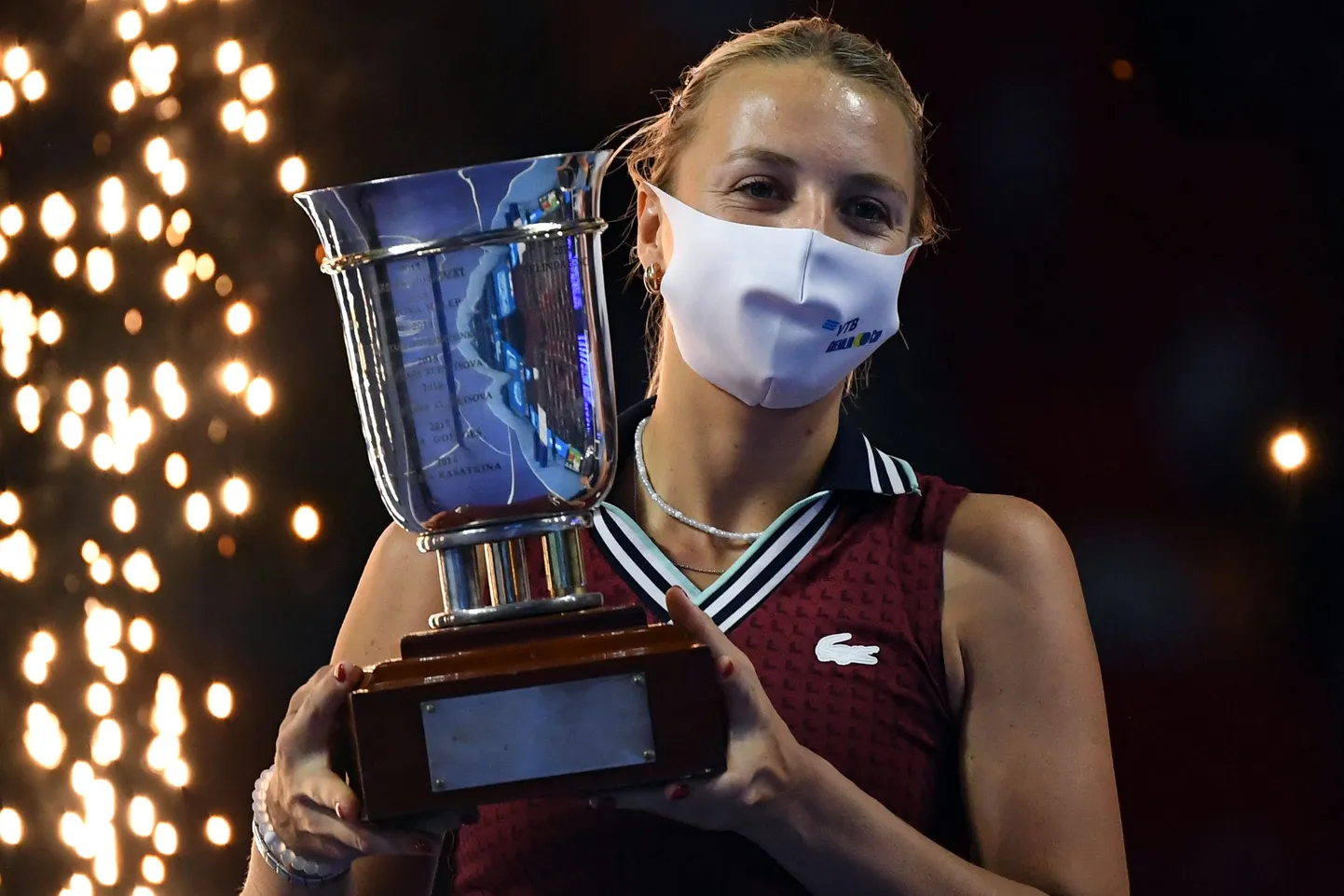 Anett Kontaveit on viimase kolme kuu jooksul võitnud neli WTA-turniiri. Pildil hoiab ta käes Moskva turniiri võidutrofeed.