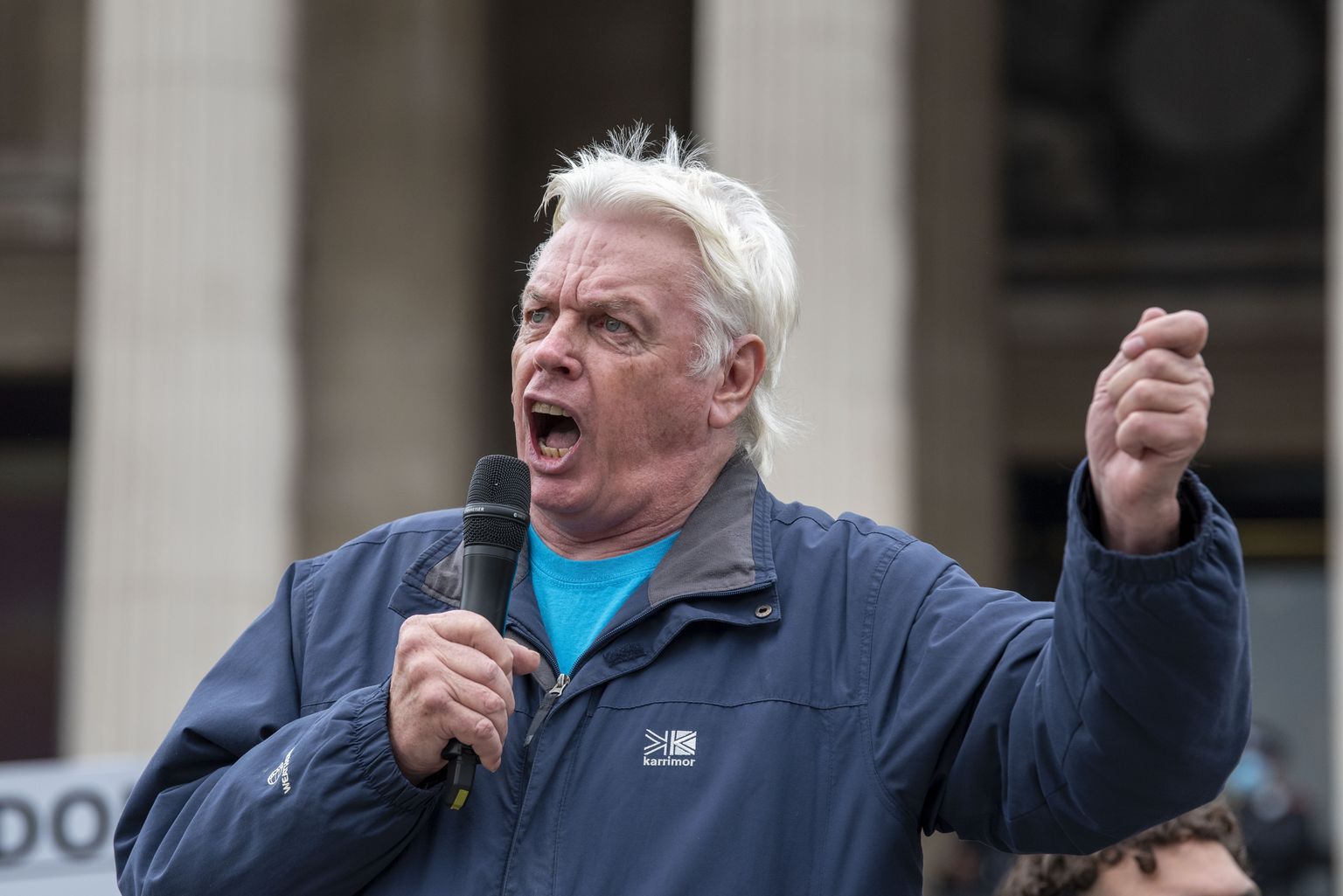 David Icke rääkimas 26. septembril 2020 Londonis Trafalgari väljakul toimunud koroonapiirangute vastasel protestil.