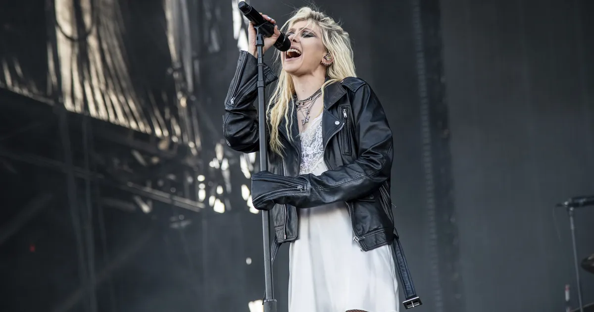 VIDEO ⟩ Uus Ozzy Osbourne? Rokkar sattus esinedes nahkhiirega kähmlusesse