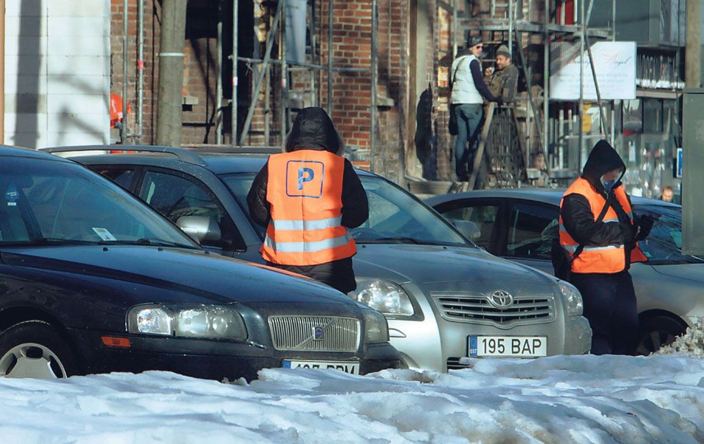 Eelmisel suvel alustas linnafirma Pärnu linnas tasulise parkimise korraldamisega, suveks palgatakse selleks lisatööjõudu.