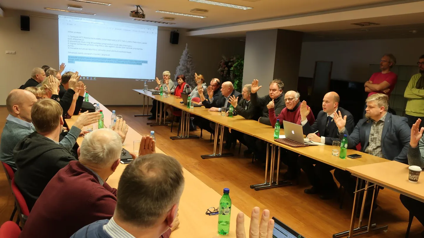 Vähemalt erakoolide rahastamise eelnõu arutamise edasilükkamises oli Põlva vallavolikogu üksmeelne. Mati Määrits