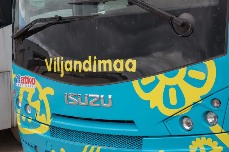 Esimesed uued ja juulist sõitma hakkavad bussid on Atko Grupp juba Viljandisse toonud. Need sinised Isuzu bussida hakkavad sõitma maakonnaliinidel.