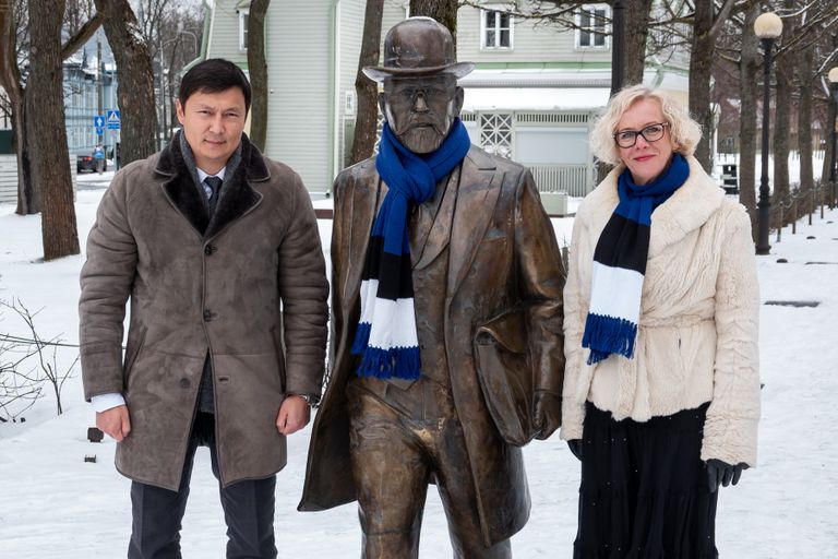 Сегодня мэр Таллинна Михаил Кылварт и старейшина района Кесклинн Моника Хауканымм украсили шарфом памятник Яану Поска в Кадриорге.