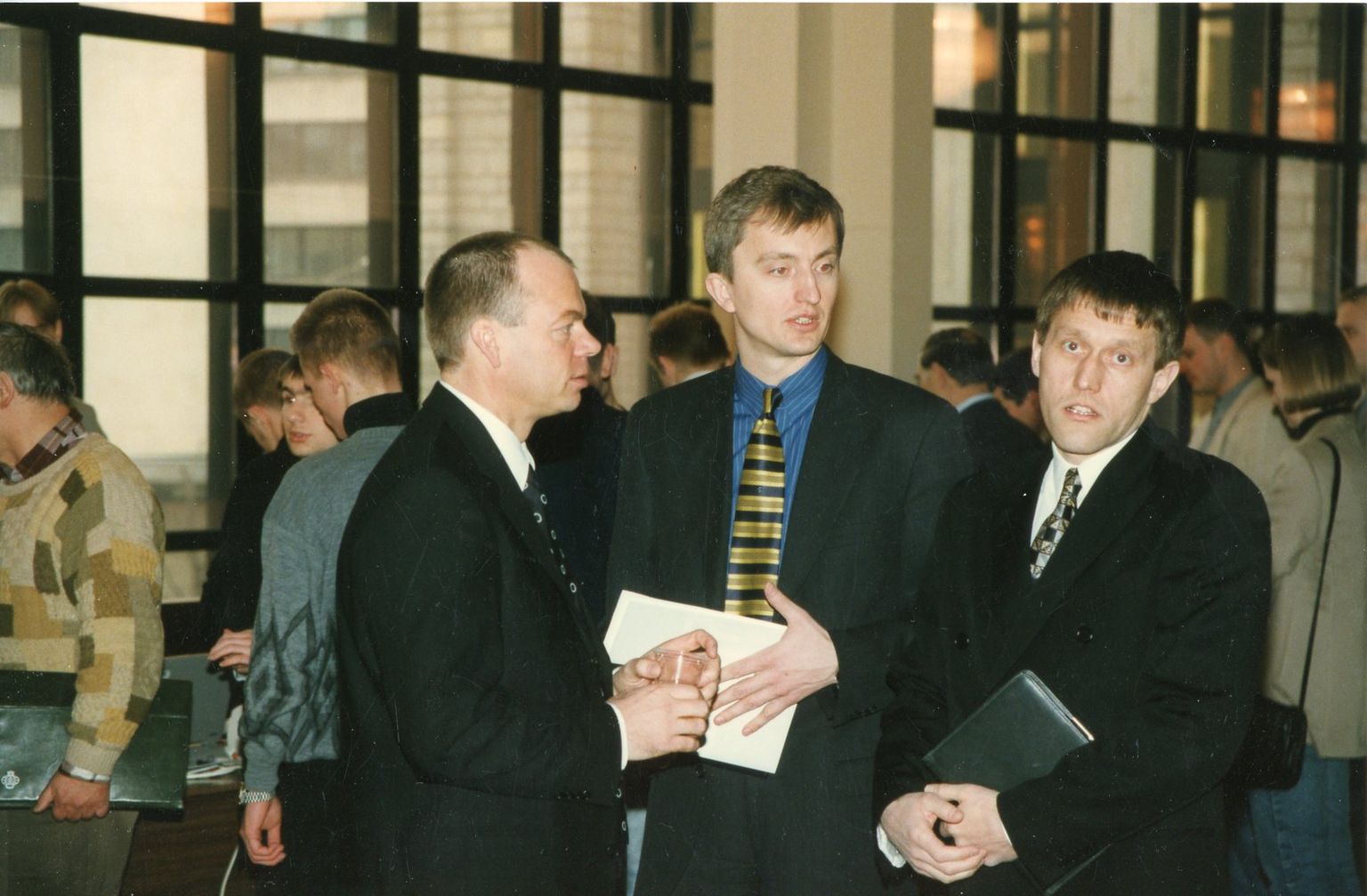 Hansapanga esimene juht Jüri Mõis (vasakul), teine juht Indrek Neivelt (keskel) ja esimene nõukogu eisimees Hannes Tamjärv.