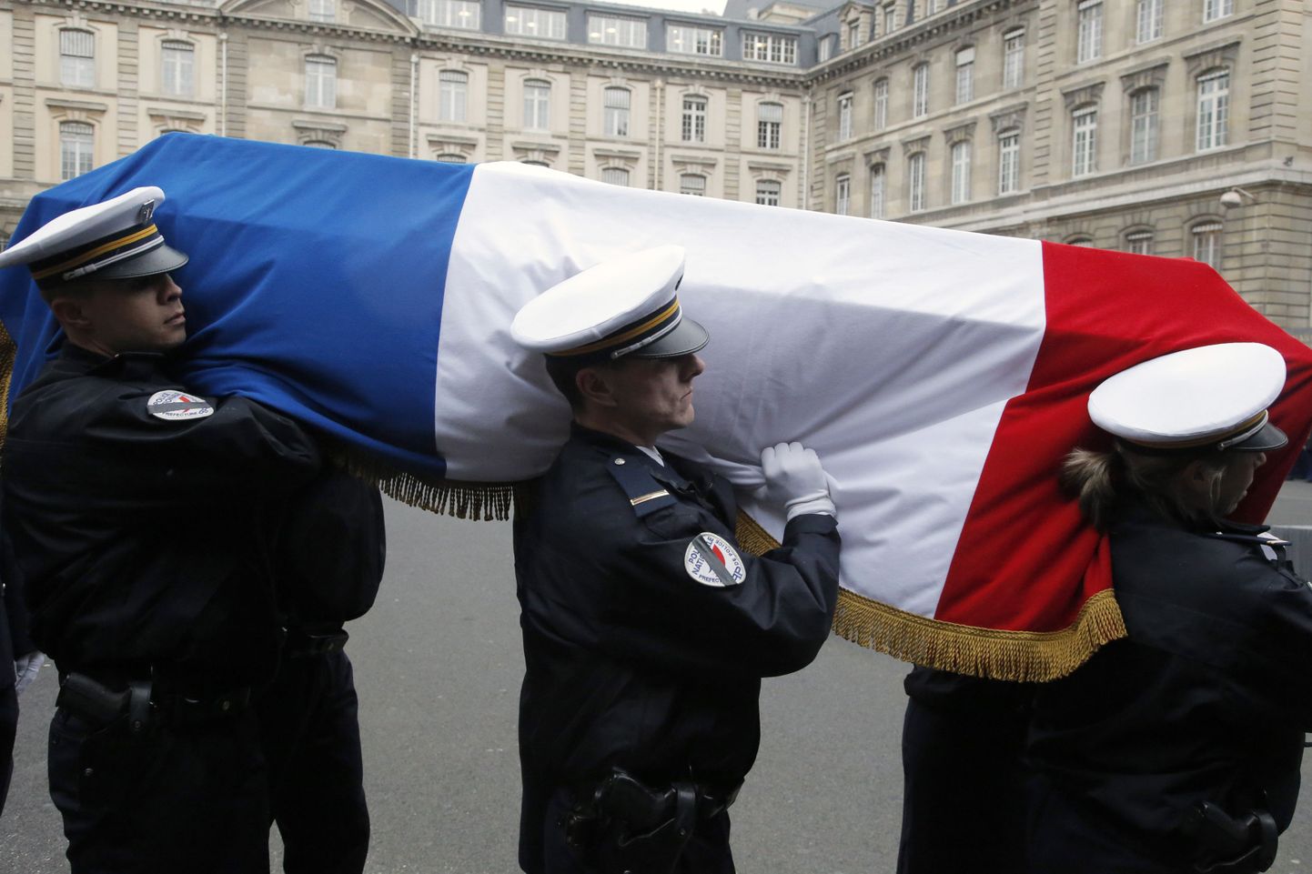 Prantsuse politseinikud kandmas möödunud nädalal islamisti poolt tapetud kolleegi Clarissa Jean-Philippe´i kirstu.