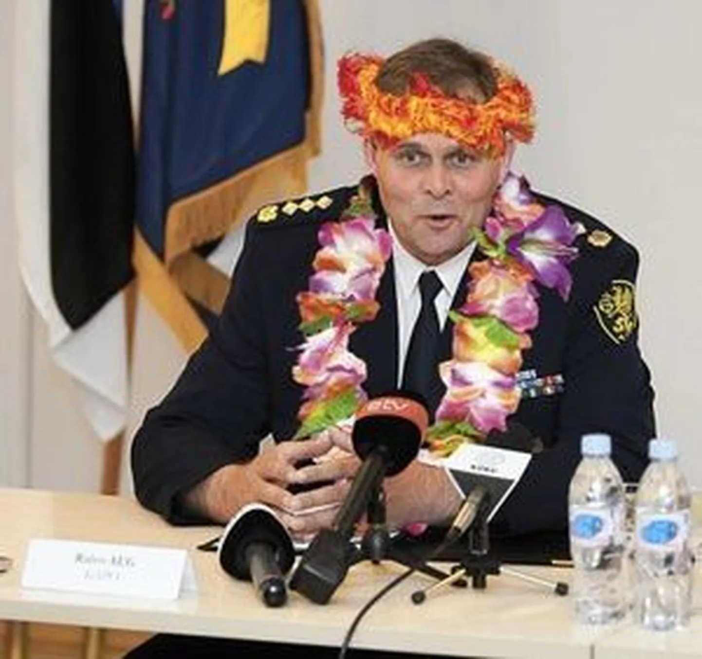 Kaitsepolitsei käsiraamat algajale kahtlustajale. Fotol Raivo Aeg