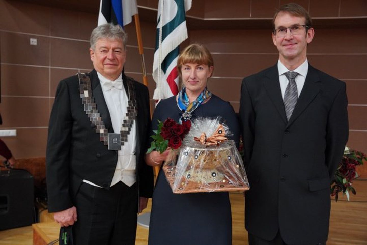 Aasta vilistlane 2021 Helen Kaskema, vasakul rektor Mait Klaassen, paremal vilistlaskogu juhatuse liige Argo Normak.