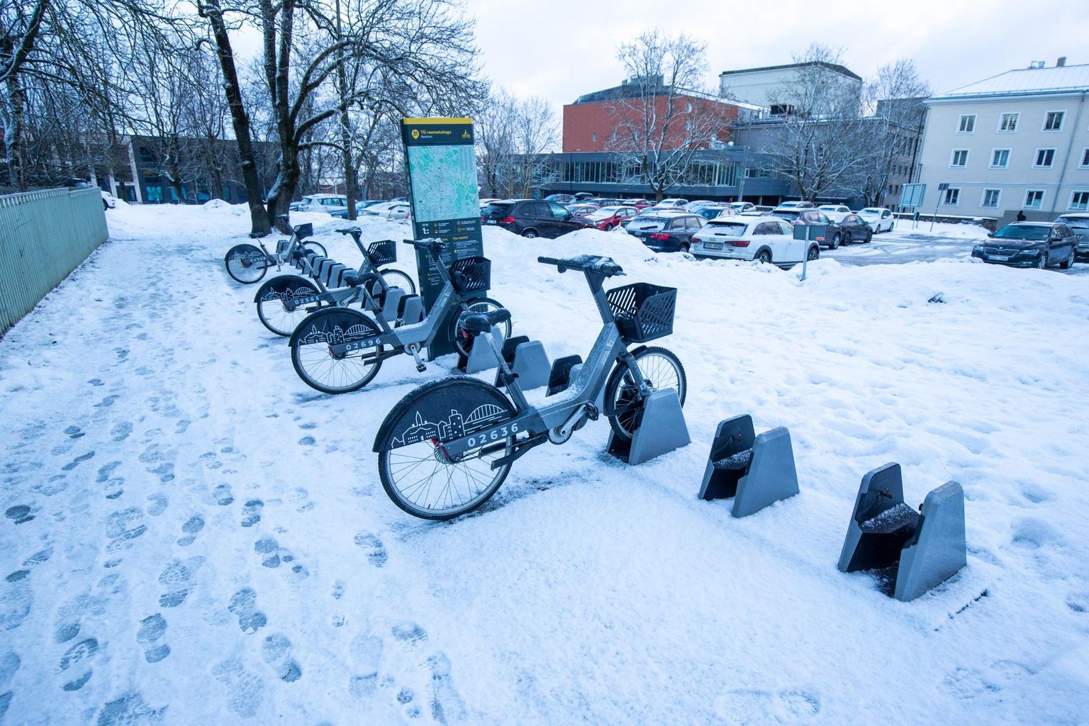Rattaringlusele eraldatud 600 000 euro eest remonditakse ka neid rattaparklaid, mis said talihoolduse, lume ja külma tõttu kannatada.