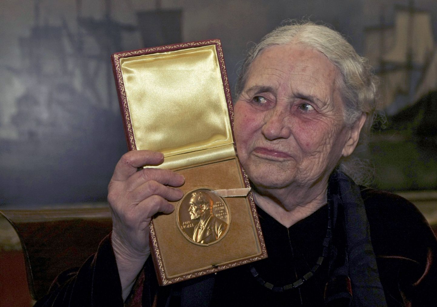 2007. aasta Nobeli kirjanduspreemia laureaat Doris Lessing mälestusmedaliga.