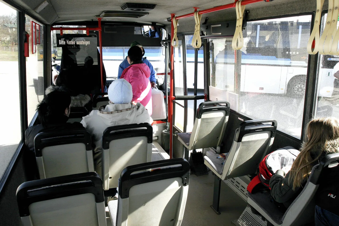 Töölisbussi käigust kadumise tõttu jäi osa inimesi ilma tööta, sest neil pole võimalik tehasesse omal käel jõuda.