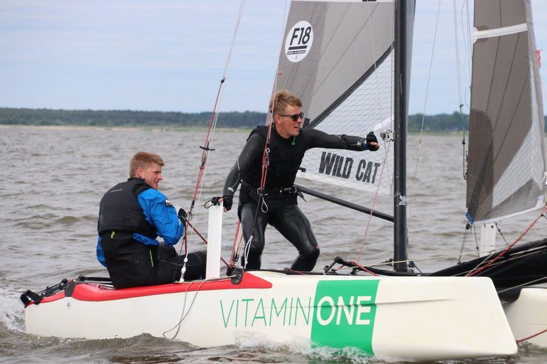 Pärnakad Mihkel Kosk (vasakul) ja Markko-Rollin Põdra purjetasid Tallinnas teise auhinna vääriliselt.