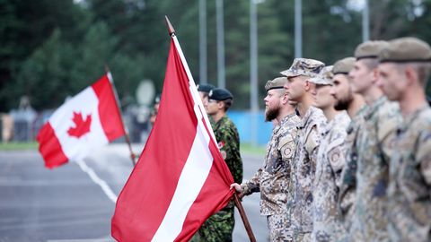 От должности временно отстранен командир канадского контингента в Латвии