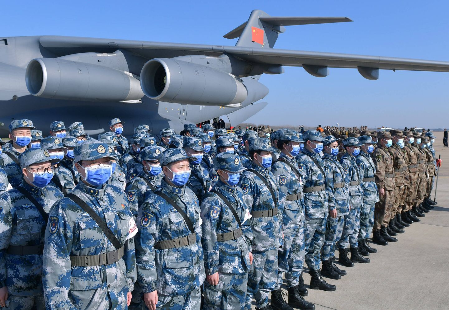Hiina sõjaväemeedikud Wuhani lennuväljal.
