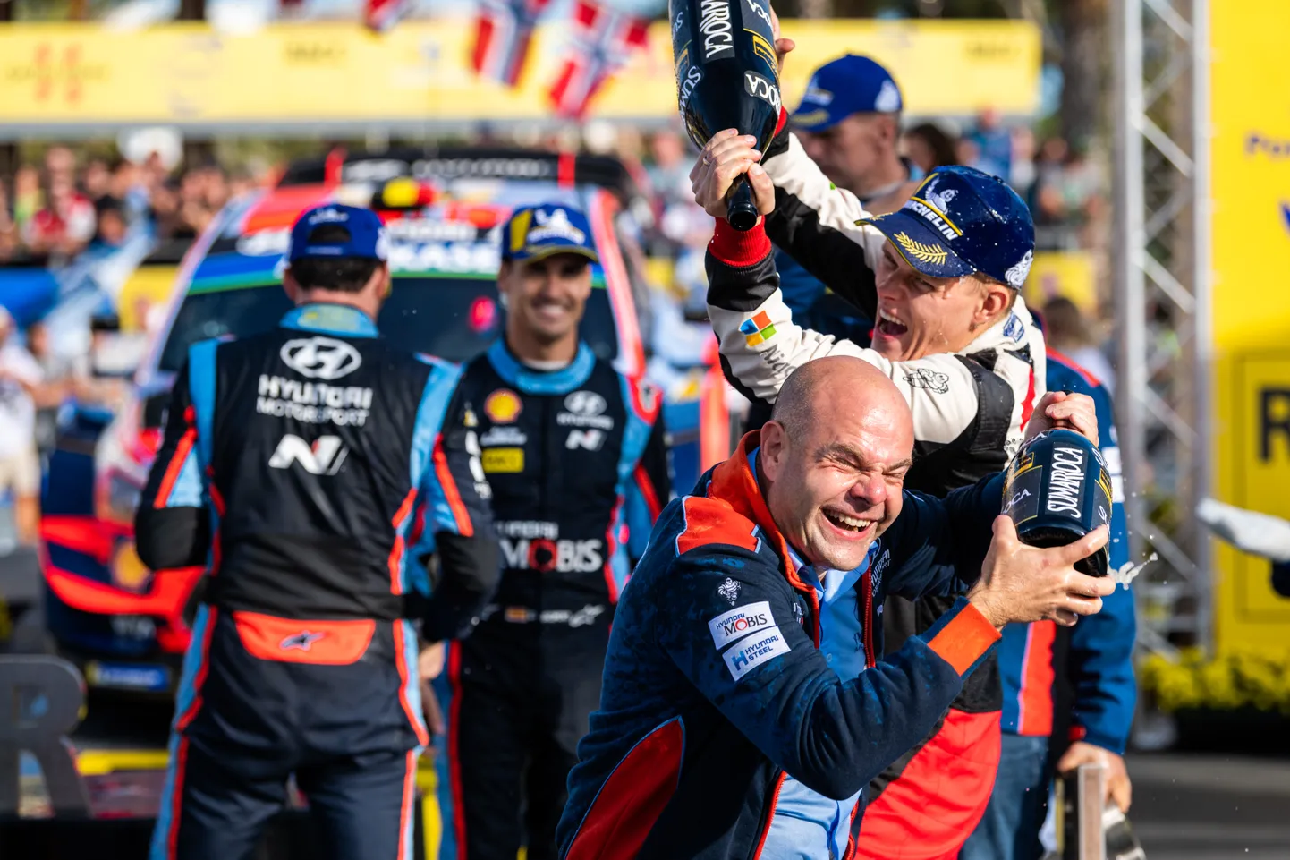 Ott Tänak ja Andrea Adamo Kataloonia rallil šampanjat pritsimas.