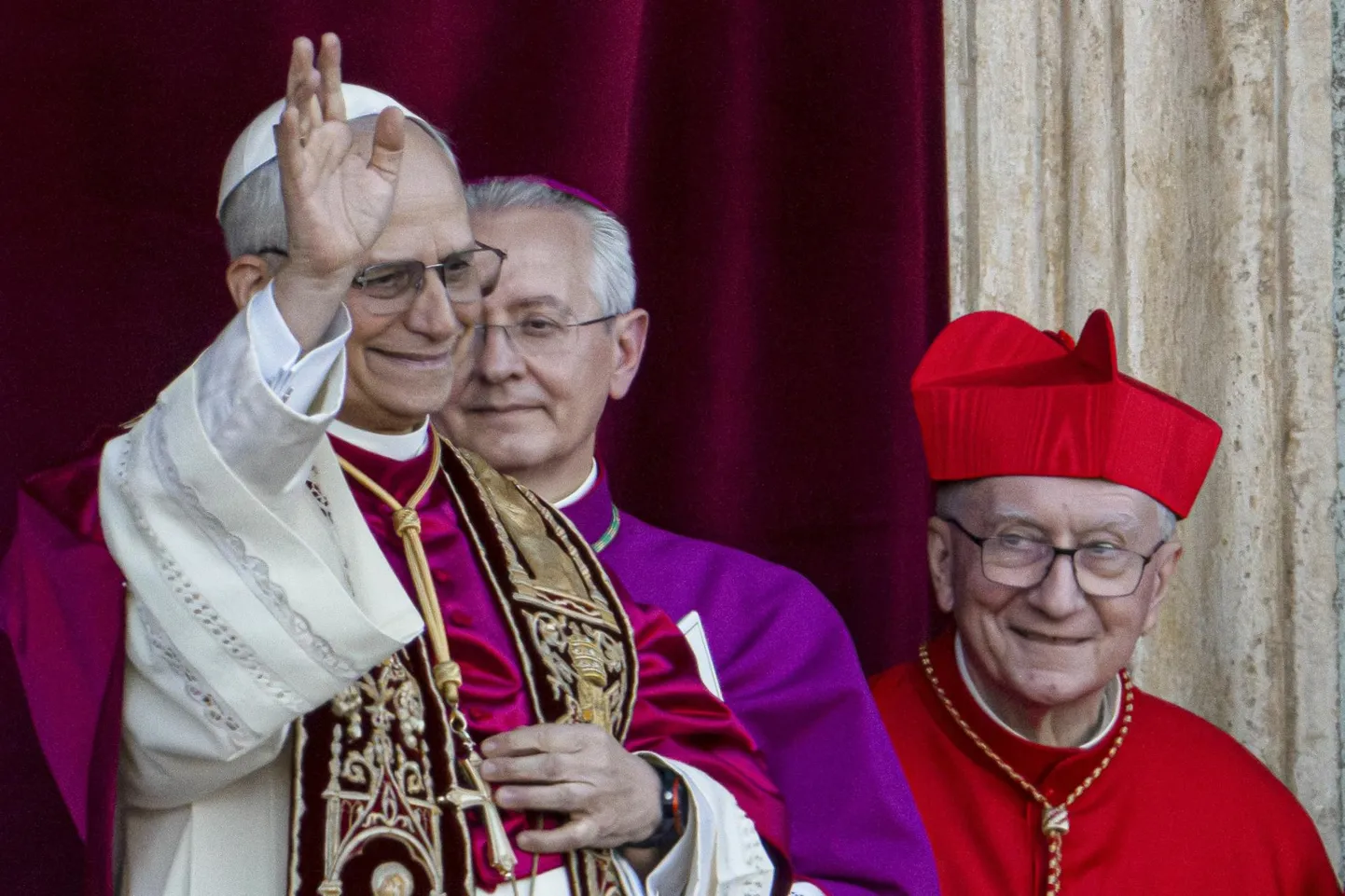 (Vasakult) paavst Leo XIV, peapiiskop Diego Giovanni Ravelli ja Pietro Parolin pärast uue kirikupea valimist Püha Peetruse basiilika rõdul.