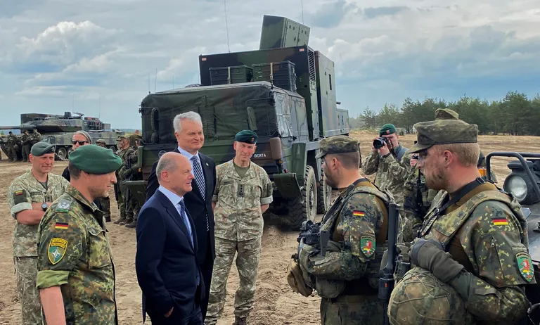7. juunil külastas kantsler Olaf Scholz koos Leedu presidendi Gitanas Nausedaga Leedus Pabrades paiknevaid Saksa väeüksusi.