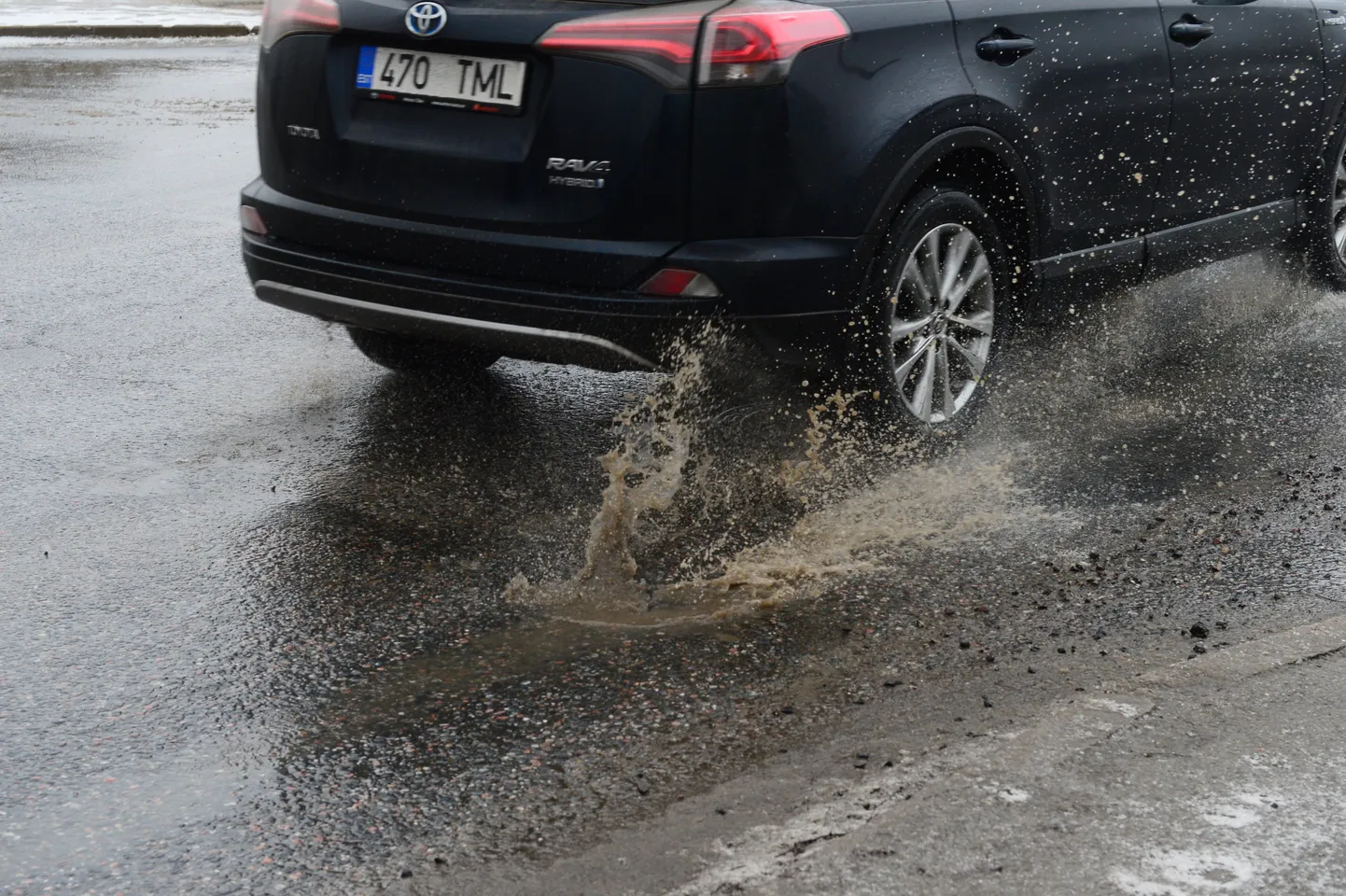 Tartu Postimehe fotograaf tegi eile Tartus põgusa ringkäigu ja leidis lühikese ajaga sõiduteedelt hulga ohtlikke löökauke. Pole kahtlust, et kevade lähenedes hakkab neid teekattesse üha kiiremini siginema.