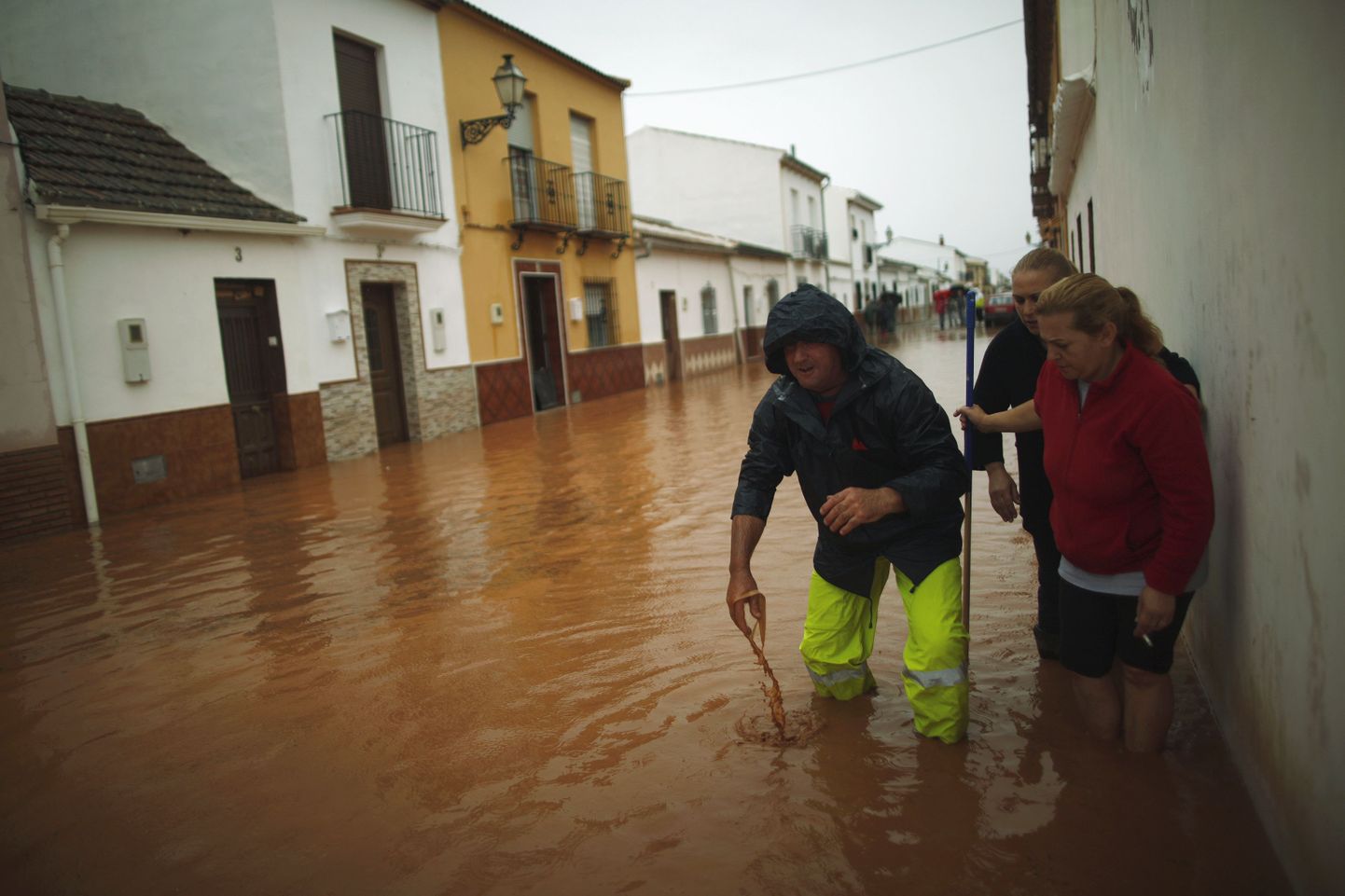 Inimesed üleujutatud tänaval Bobadillas, mis asub Lõuna-Hispaanias Malaga lähedal.
