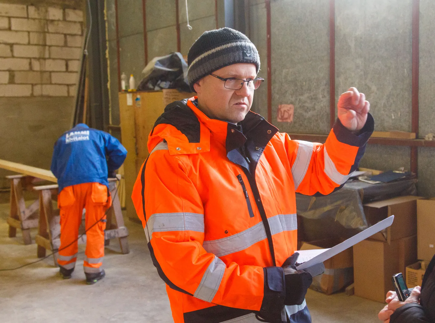 Tõrva vallas Roobe külas tegutseva Arel Wood OÜ  omaniku ja tegevjuhi Elgo Üksvärava sõnul koosnevad nende valmistatud majad küll suurest hulgast markeeritud detailidest, kuid kliendile kaasapandud juhendi järgi ei ole neid väga keeruline kokku panna.