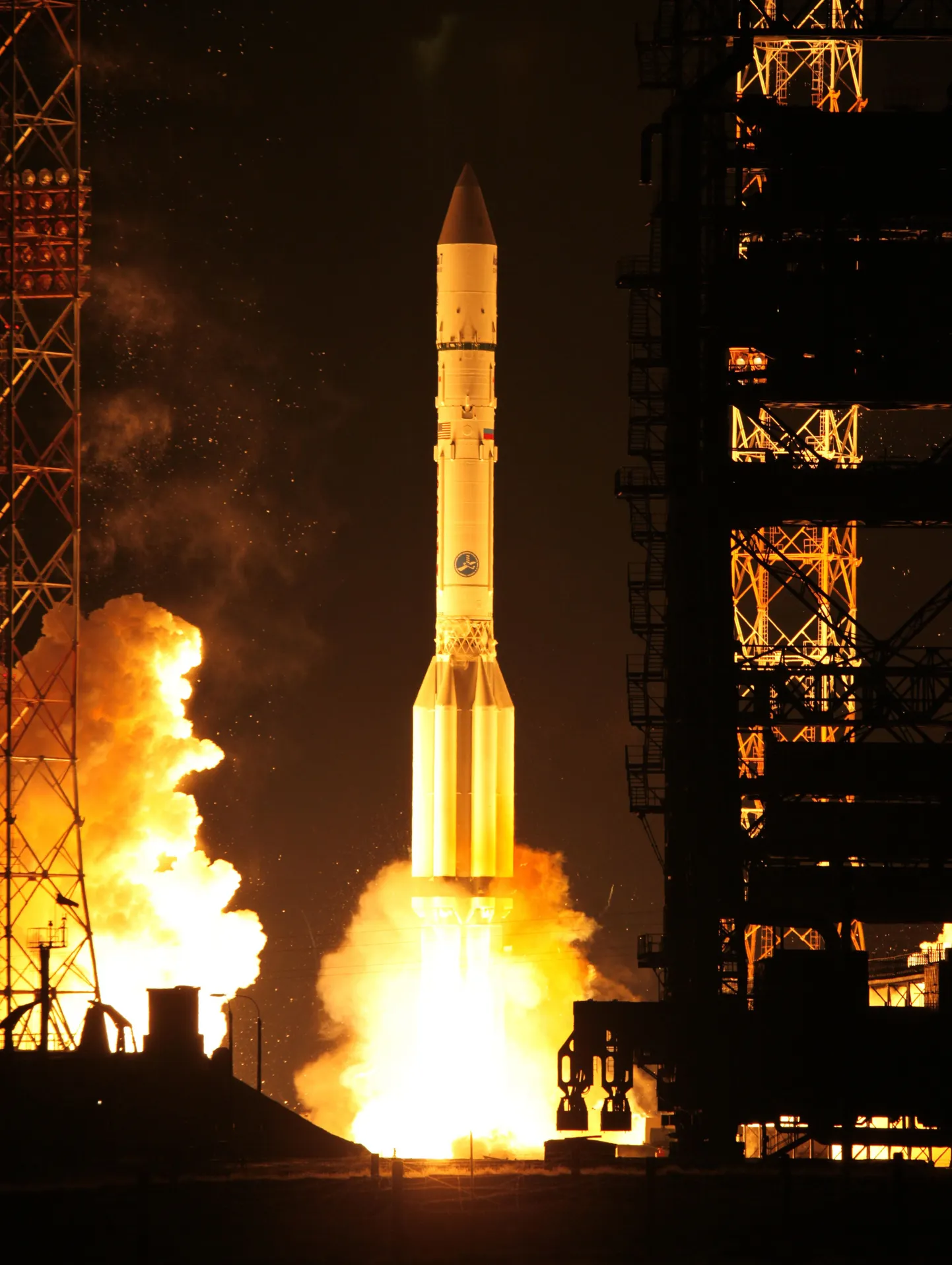 Kanderakett Proton-M teel maailmaruumi.