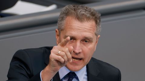 EP deputātam piespriež naudas sodu par ierakstu ar Hitlera sveicienu
