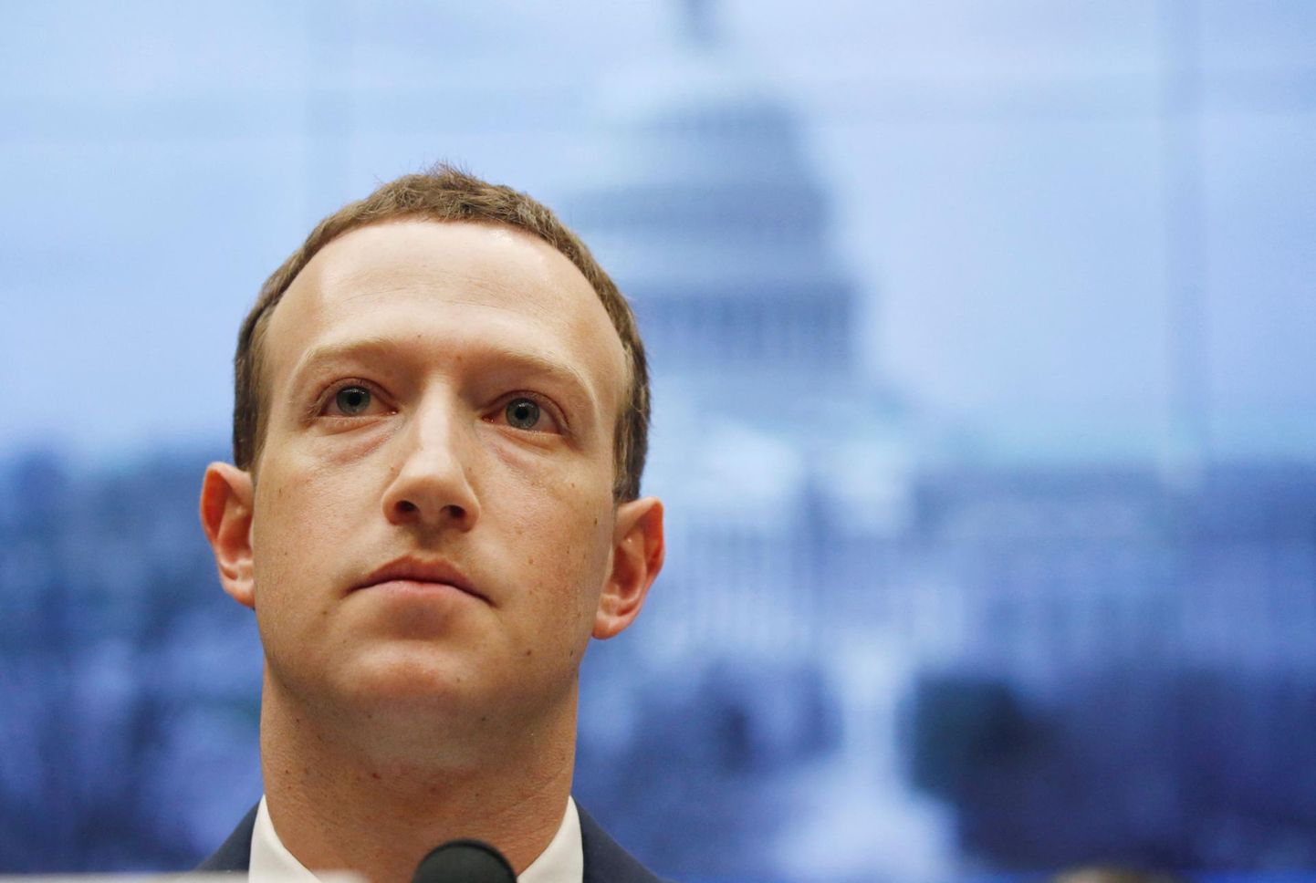 Mark Zuckerberg näikse püüdavat Facebookist distantseeruda.