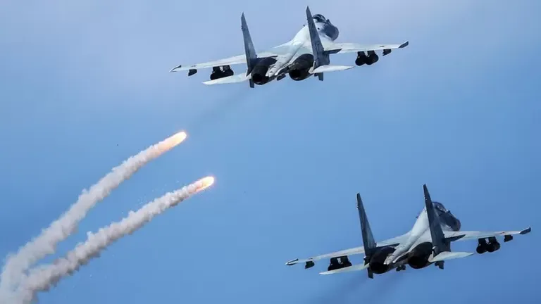 Россия использует в конфликте более современные истребители Су-35 (вверху снимка) и Су-30МК (внизу)